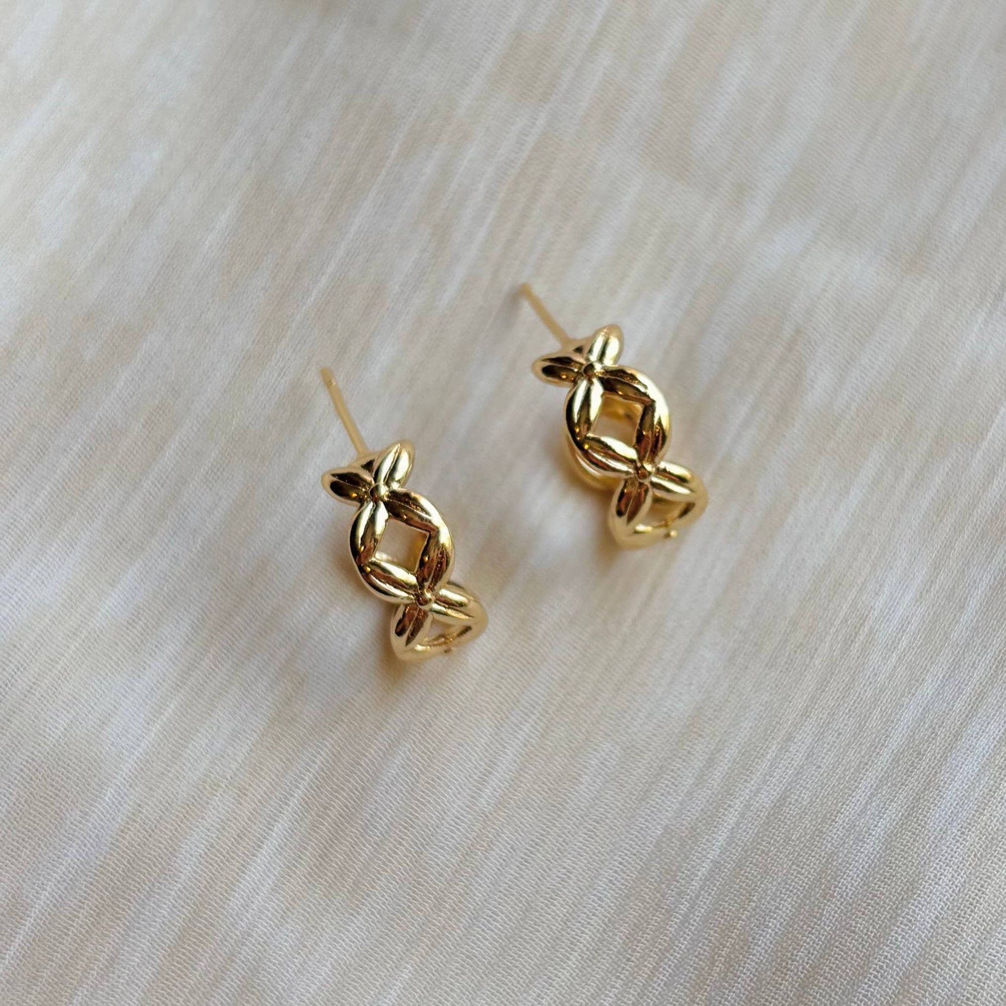 CRISS-CROSS HOOP EARRINGS | 18k gold | stud post hoops
