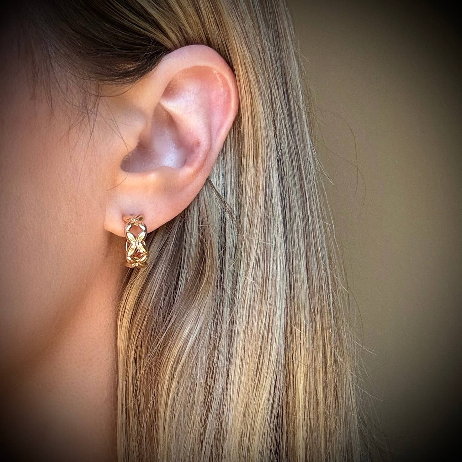 CRISS-CROSS HOOP EARRINGS | 18k gold | stud post hoops